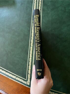 Hardcover Ronald Reagan's Autobiography An American Life
